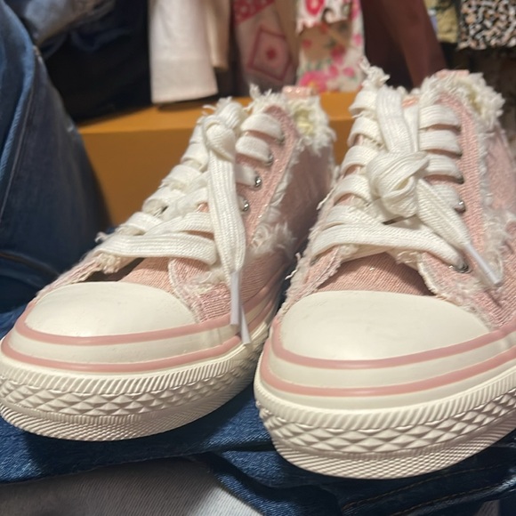 New size 9 pink sneakers tennis shoes - Picture 2 of 5